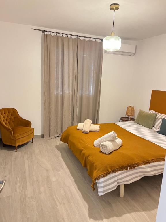 Un dormitorio con una cama grande con toallas. en Cala di mare, en Saint-Florent