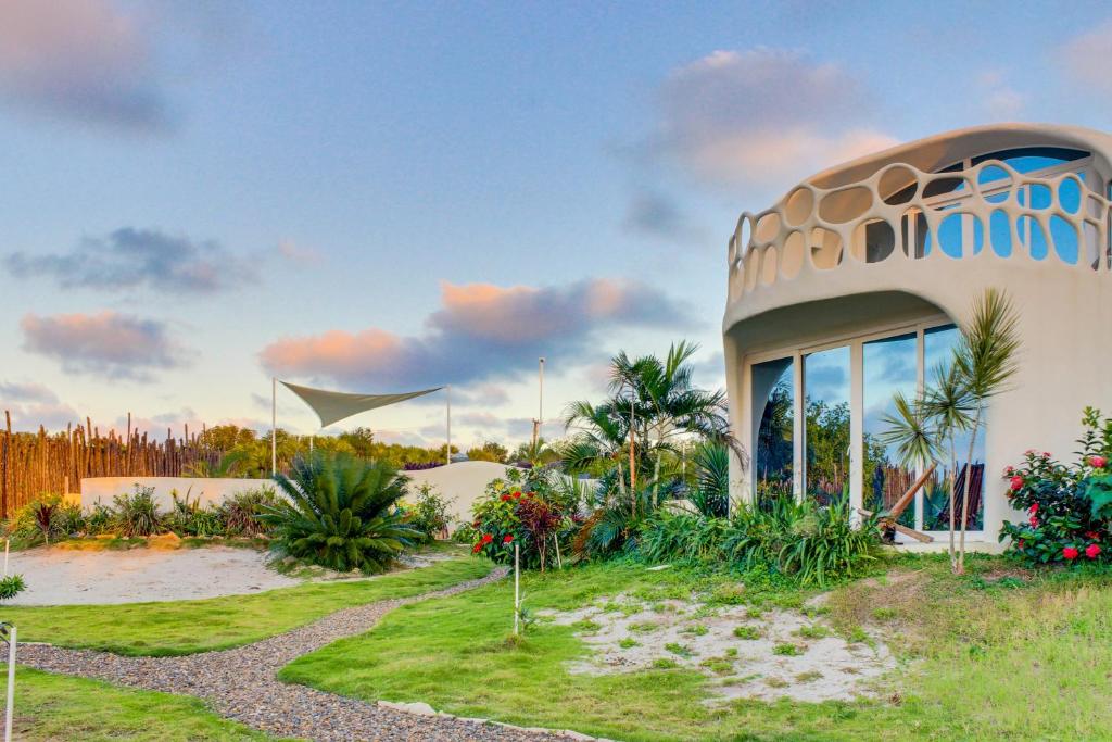 un edificio con una bandera delante en Lion Fish Retreat at Swan Villas -Gold Standard Certified, en Maya Beach