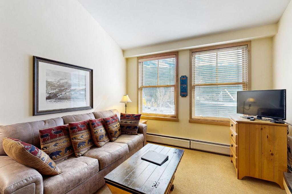 ein Wohnzimmer mit Couch und Flachbildfernseher in der Unterkunft Silvermill Lodge 8295 in Snake River Health Services Incorporated Heliport