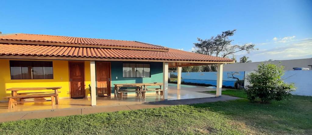 una casa con patio e tavolo di Pousada e Marina Pesca Tucuna a Presidente Epitácio