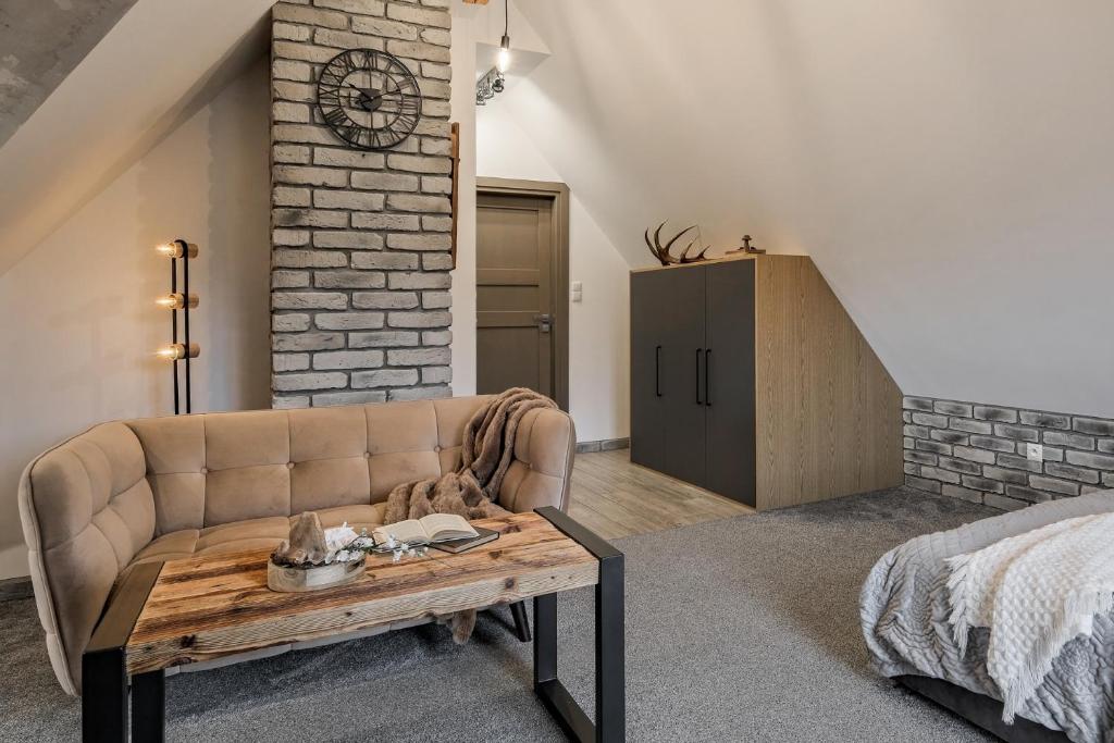 una sala de estar con un sofá y una mesa en Rozeta, en Jurgów
