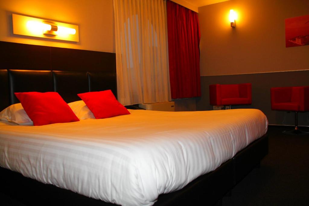 Postel nebo postele na pokoji v ubytování Hotel La Louve