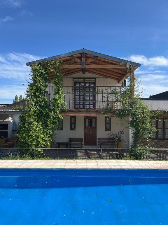 ein Haus mit einem Swimmingpool davor in der Unterkunft Complejo San isidro in San Rafael