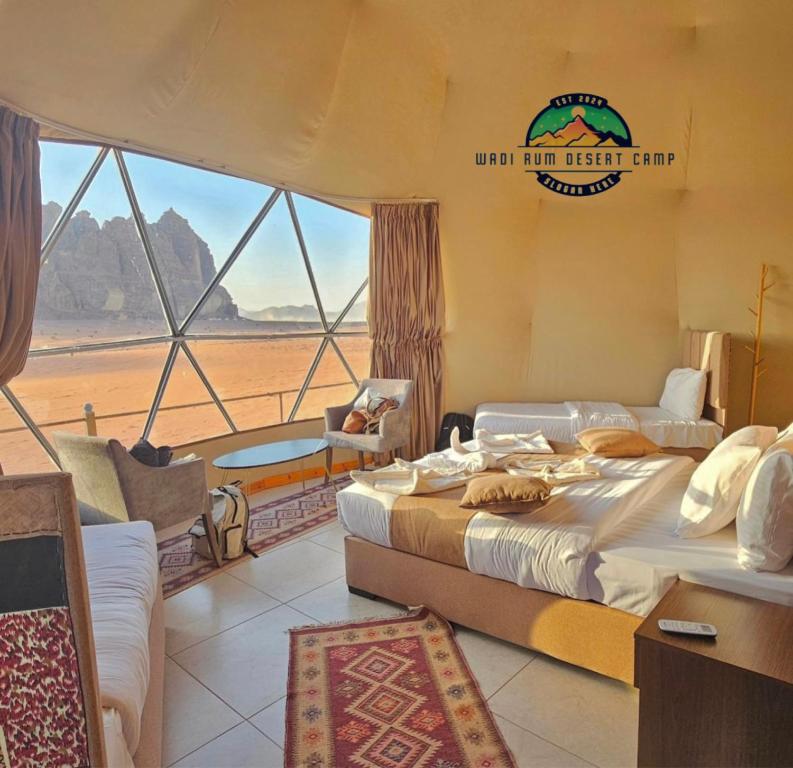 1 dormitorio con 2 camas y vistas al desierto en WADl RUM DESERT CAMP, en Wadi Rum