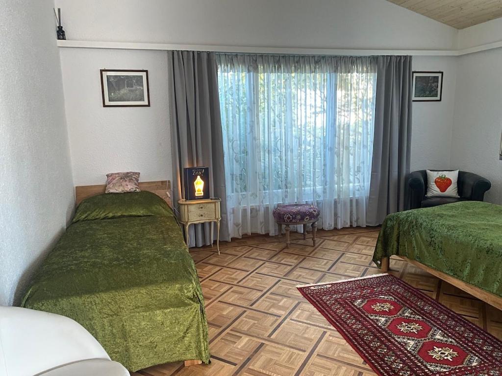 une chambre avec deux lits et une fenêtre dans l'établissement Duplex Loft Apartment, à Evilard