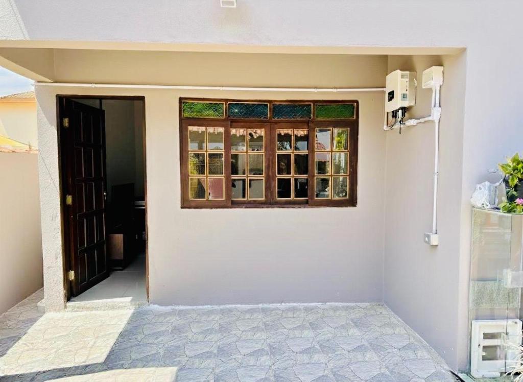 a room with a door and a window at Chalés em Ilhabela 01 in Ilhabela