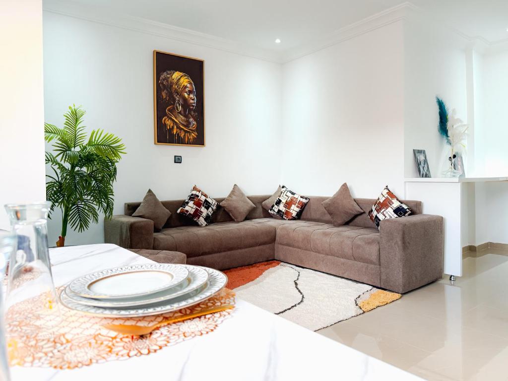 uma sala de estar com um sofá e uma mesa em Fib Houses em Ouarzazate