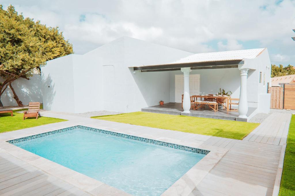 A piscina localizada em New Modern 3br Private Pool, 6min Form The Beach ou nos arredores