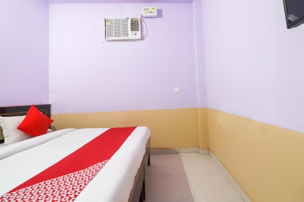 - une chambre avec un lit et la climatisation dans l'établissement Hotel O Sunrise Inn, à Indirapuram