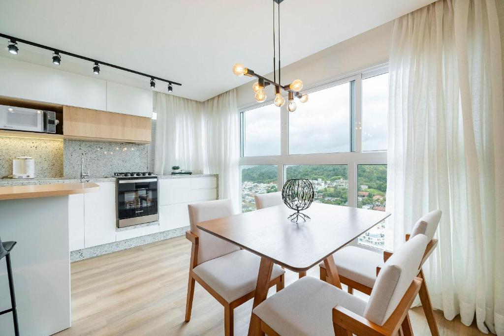 Η κουζίνα ή μικρή κουζίνα στο Riviera 2 Suítes e Piscina by Achei Camboriú