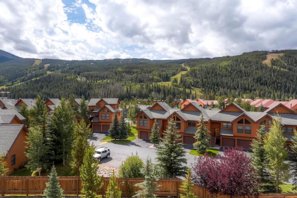 una vista aérea de un complejo con un coche aparcado en un aparcamiento en Gateway Mountain Lodge by Keystone Resort, en Keystone