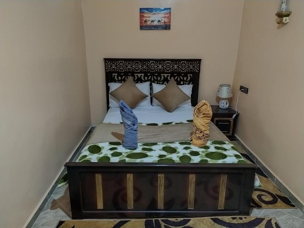 メルズーガにあるSahara Dream Apartmentのベッドルーム1室(靴付きのベッド1台付)