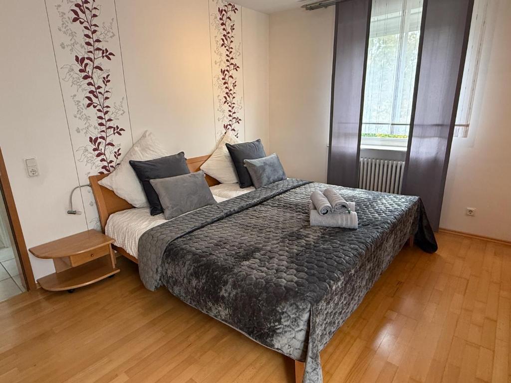 a bedroom with a large bed in a room at 130 qm Apartment mit Garten und Stellplatz in Riegelsberg