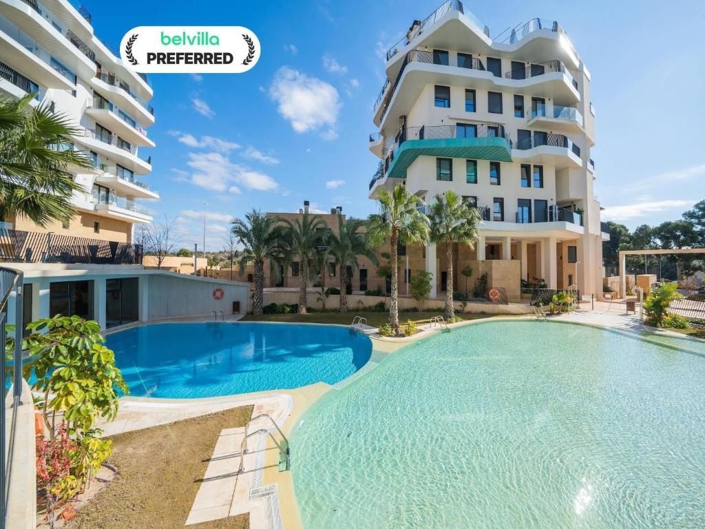 una gran piscina frente a un edificio en Villajoyosa Home with Shared Pool, en Villajoyosa