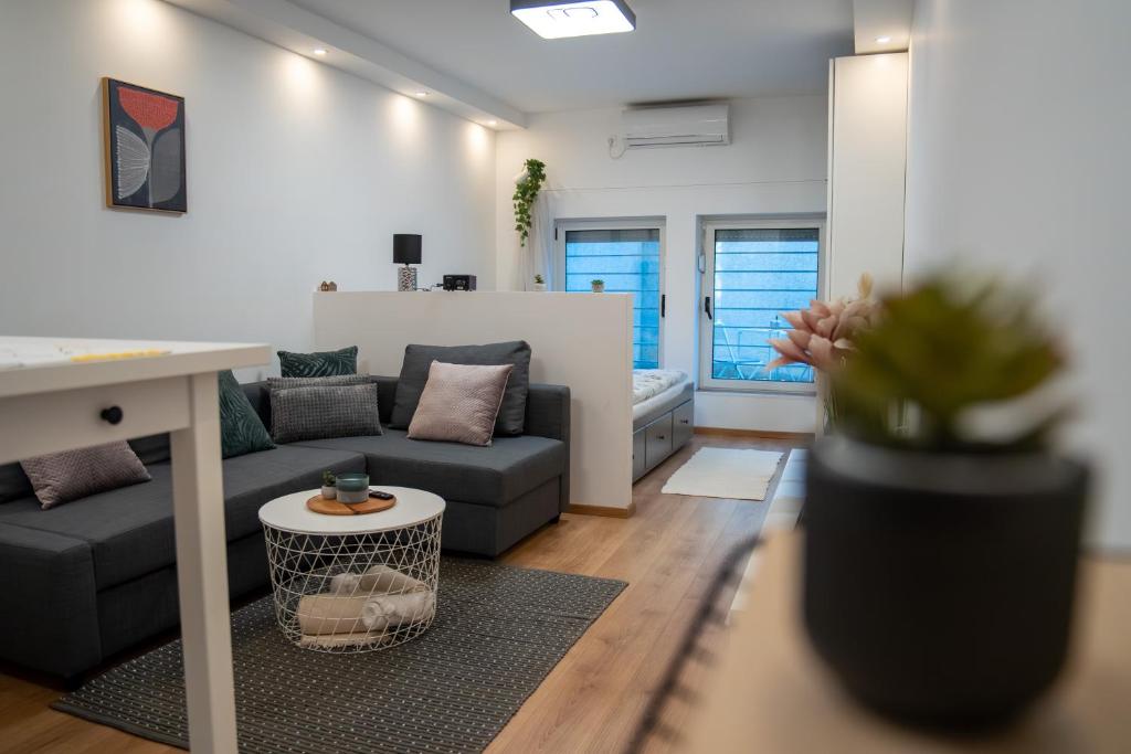 Flexible SelfCheckIns 285 - Zagreb - Studio - Patio - Keybox Entry