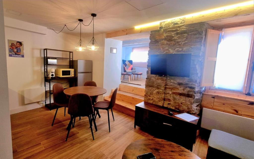 TV a/nebo společenská místnost v ubytování Llivia 1876