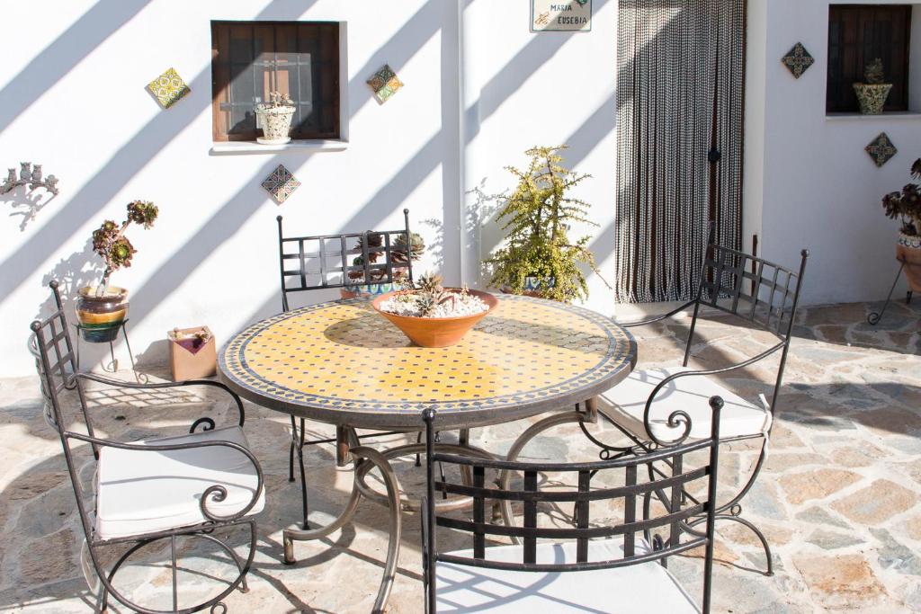 un patio con mesa y sillas en Villa Mari Eusebia, en Níjar