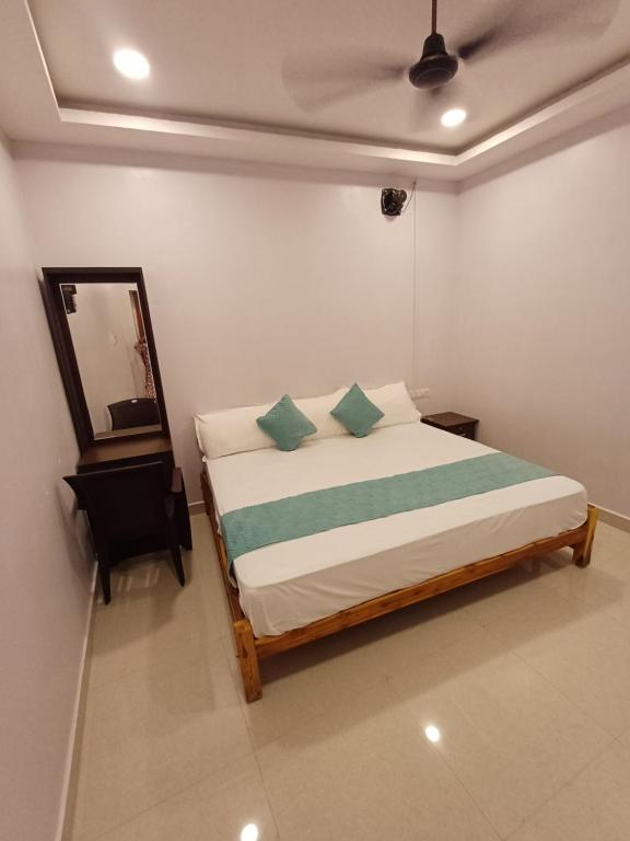 Una cama o camas en una habitación de Saai Rooms Non Ac