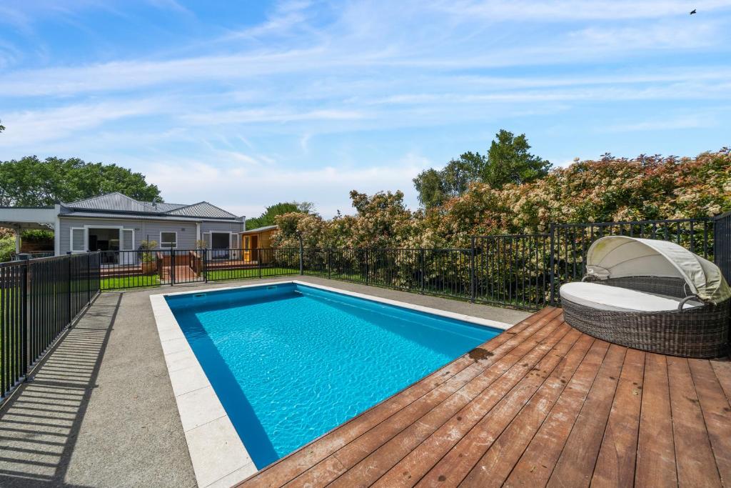 Πισίνα στο ή κοντά στο Poolside Villa on Dublin - Martinborough Retreat
