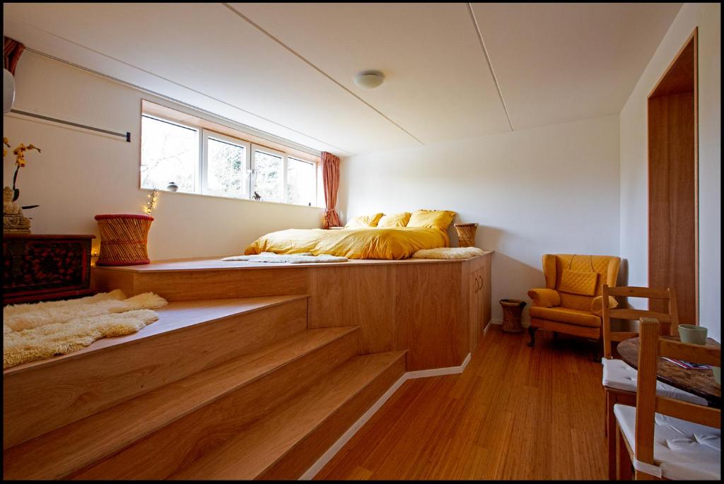 1 dormitorio con 1 cama en la parte superior de un suelo de madera en Michaels Ark, en Ámsterdam