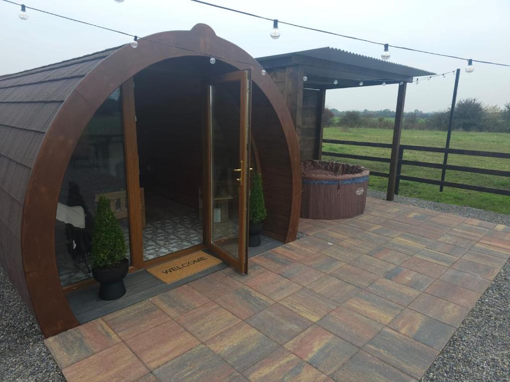 un grand bâtiment circulaire avec une porte ouverte dans l'établissement Blackditch hideaway cabin, à Kildare