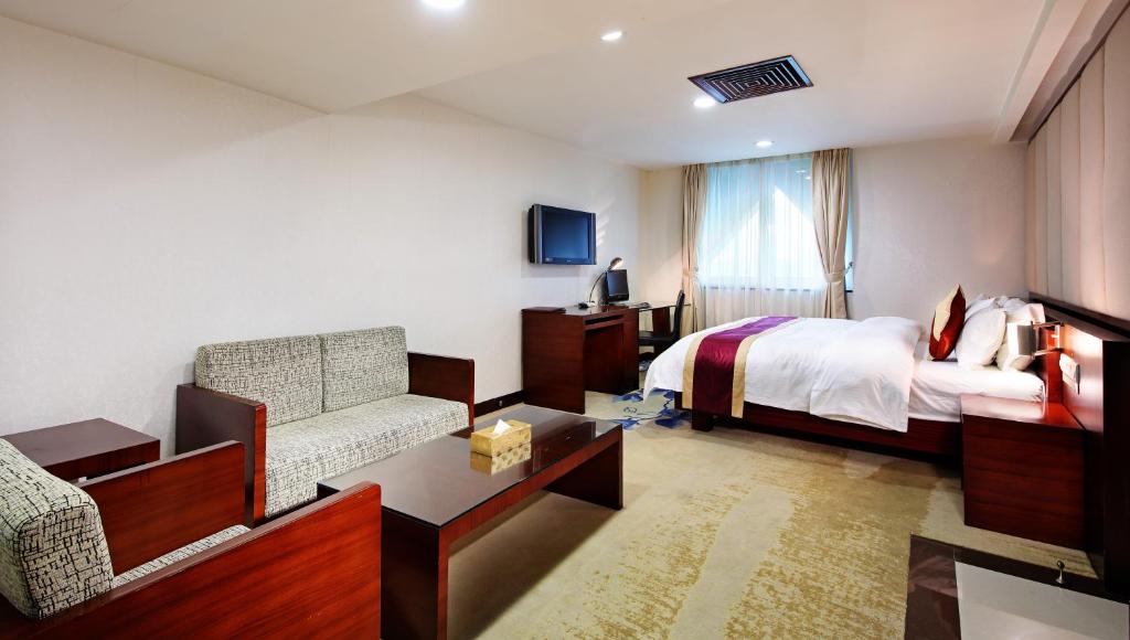 TV a/nebo společenská místnost v ubytování New World Hotel