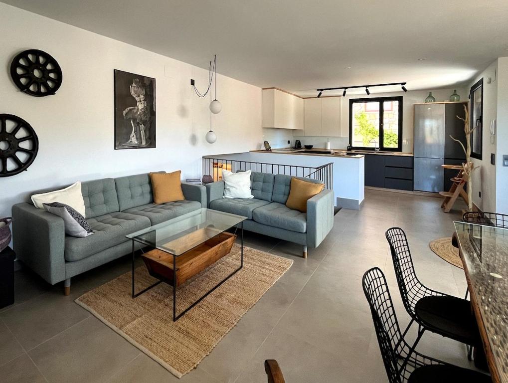 una sala de estar con un sofá y una mesa en Los Castaños, en La Alberca