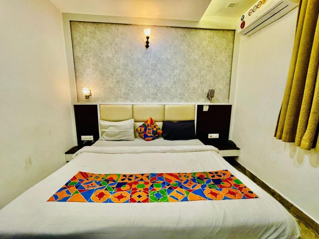 Postel nebo postele na pokoji v ubytování Hotel Dolphin Palace Family Rooms - Near Taj mahal - Affordable Stay -