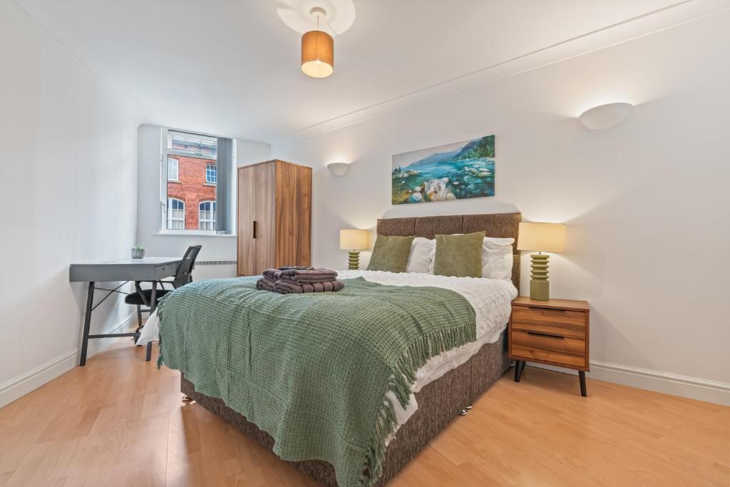 Un dormitorio con una cama, un escritorio y una mesa. en Leeds Central Hub - Free Parking - Sleeps 5, en Leeds