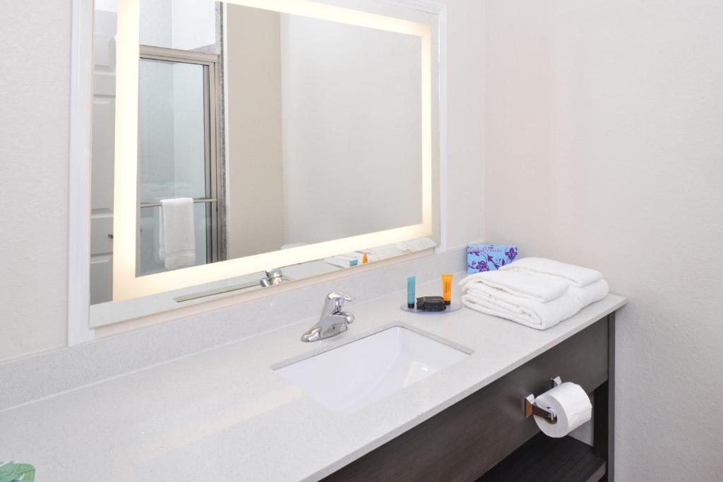 Regency Inn & Suites- NW Houston - Queen Room Met Twee Queensize Bedden - Roken