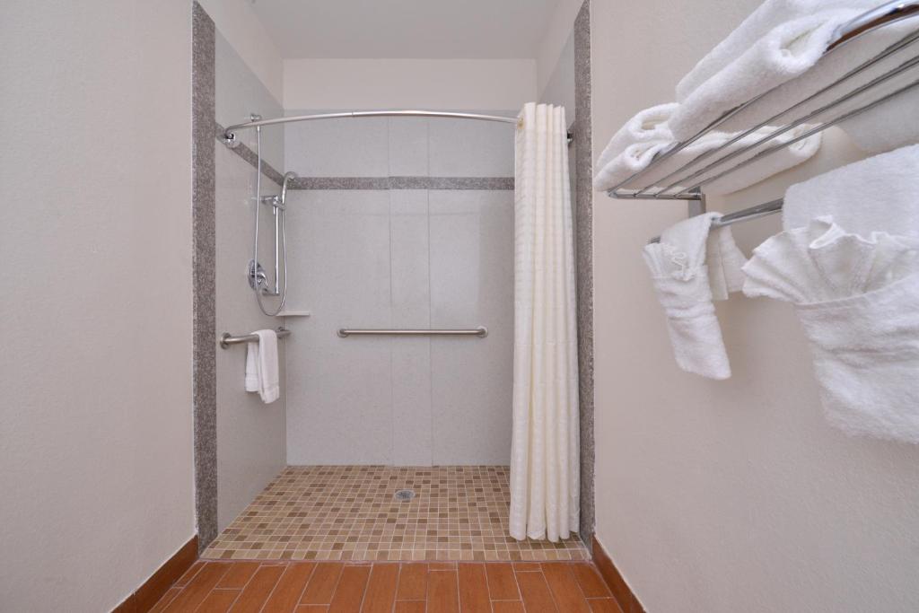Regency Inn & Suites- NW Houston - Queen Room Met Twee Queensize Bedden - Niet -roken