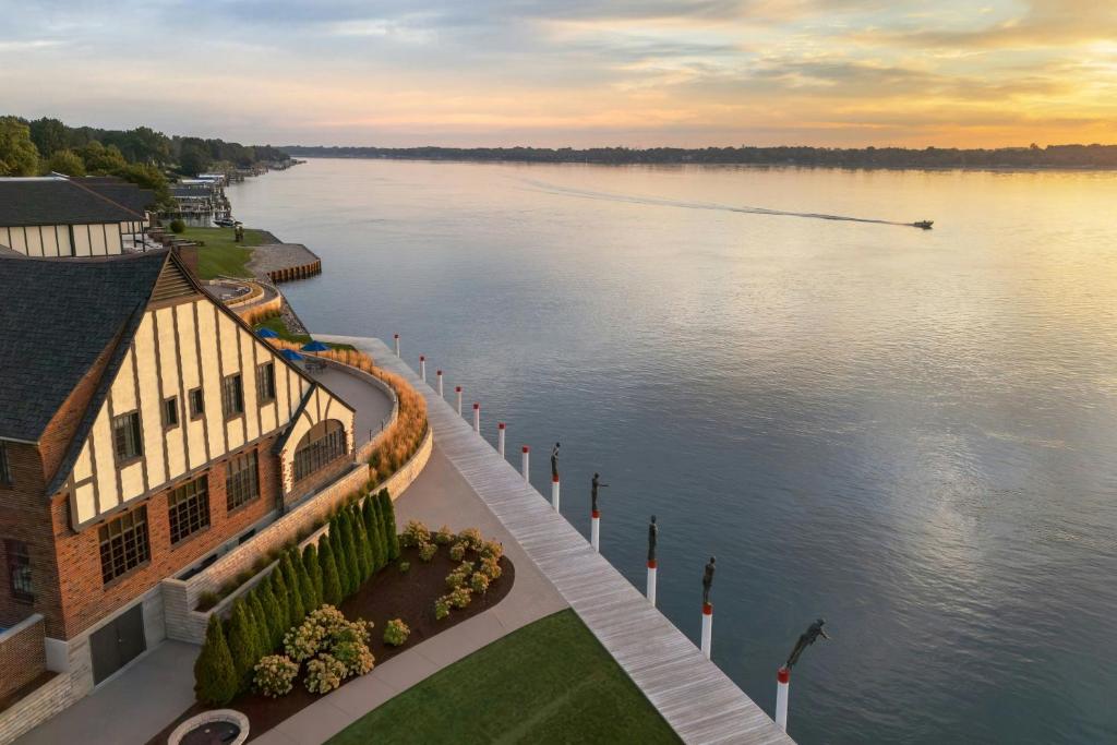 St. Clair Inn في St. Clair: الإطلالة الأمانية على مبنى بجانب مجموعة مياه