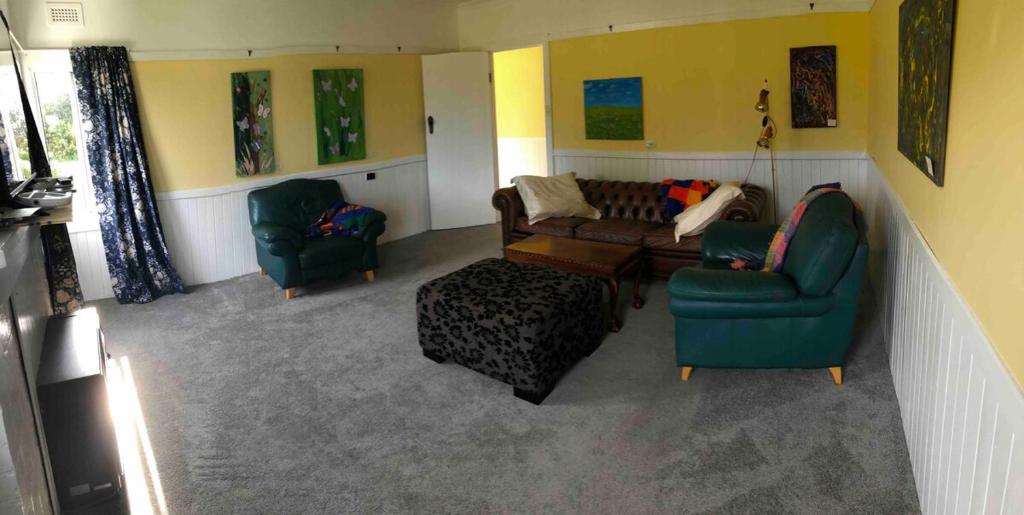 a living room with two chairs and a couch at The yellow house in Lower Barrington