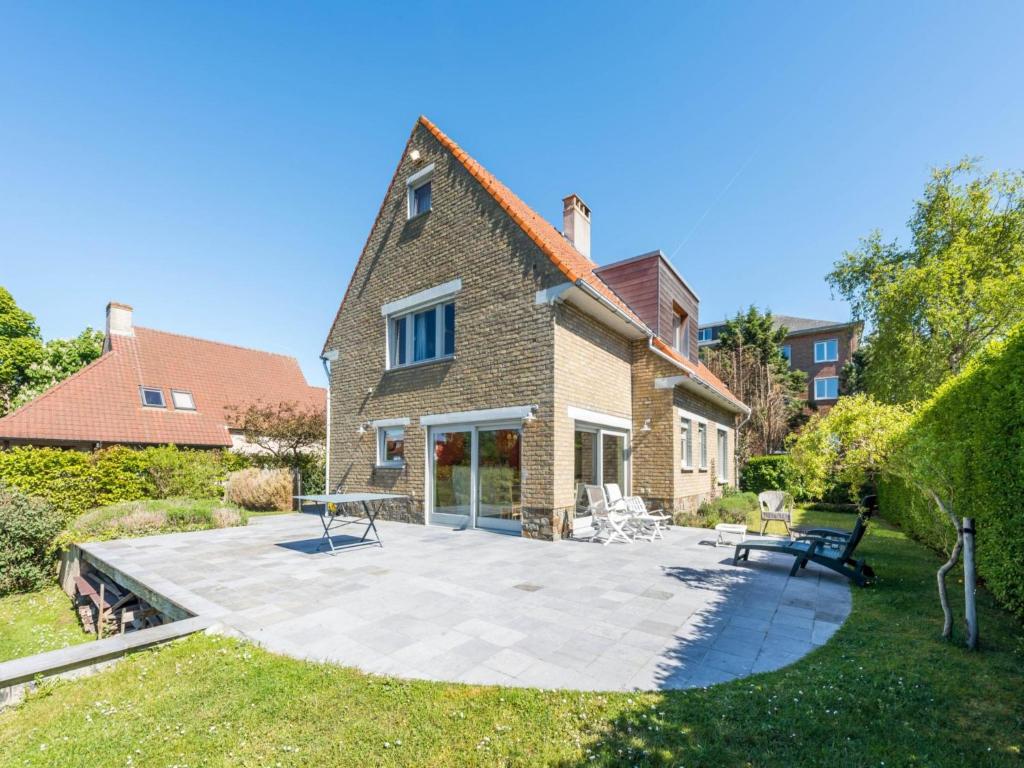 a patio in front of a house at LAuthentique in Sint-Idesbald