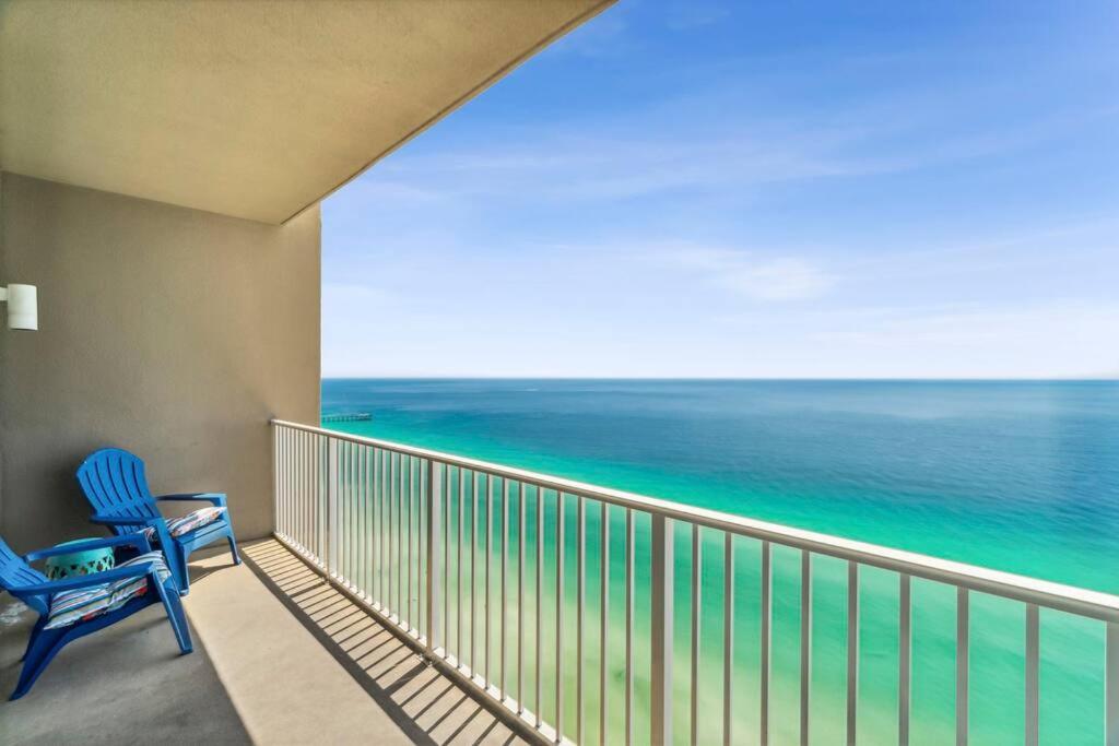 een balkon met een blauwe stoel en de oceaan bij Ocean Front Condo 29th Floor - Must be 25 to Book in Panama City Beach