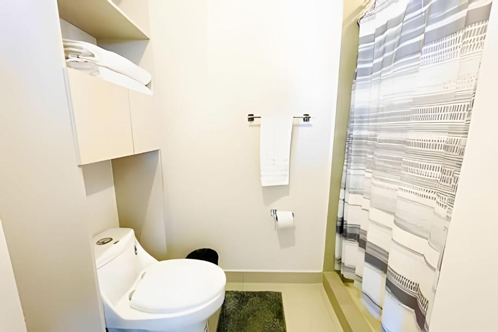 een badkamer met een toilet en een douche bij Incredible 2Br Apt BBQ Arena Mty in Monterrey