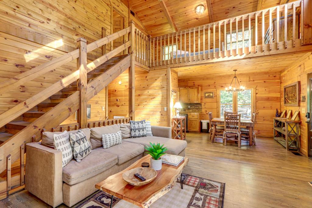 una sala de estar con sofá y mesa en una cabaña en Blue Ridge Cabin with Hot Tub, Fire Pit, and Game Room, en Cherry Log