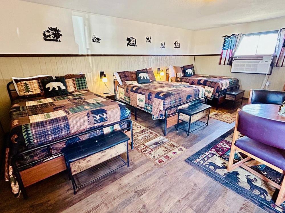 Postel nebo postele na pokoji v ubytování The Lodge at Ute Lake aka Yucca Motel and Cabins, Logan, NM