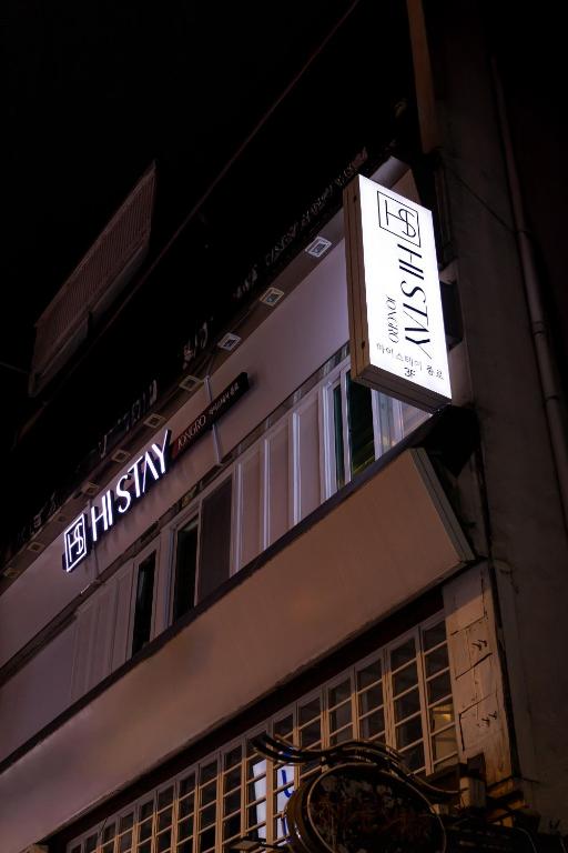 a sign on the side of a building at Hi Stay Jongno in Seoul