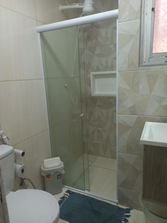 Un baño con ducha, inodoro y lavabo. en Cantinho Côte d'azur Maceió, en Maceió