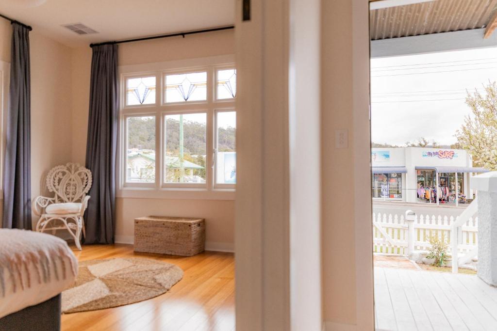 Un dormitorio con vista a una tienda. en Bicheno Beach House, en Bicheno