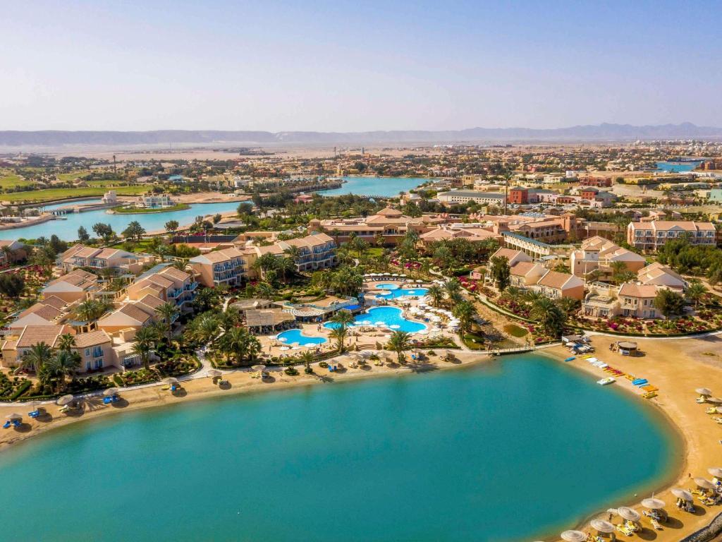 - Vistas aéreas al complejo y al parque acuático en Movenpick Resort & Spa El Gouna, en Hurghada