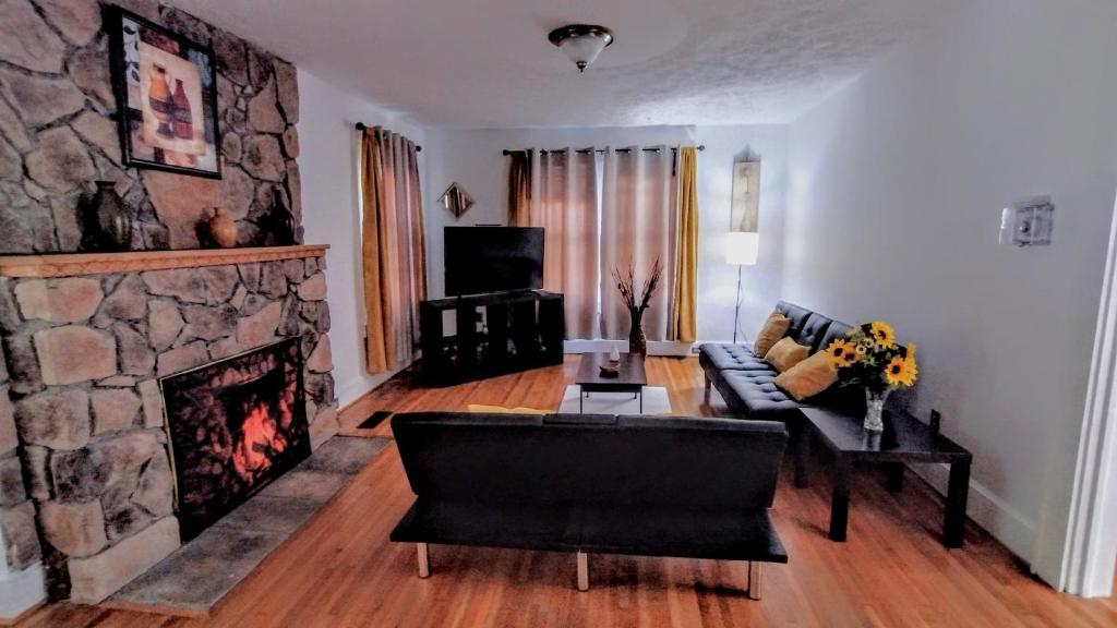 TV a/nebo společenská místnost v ubytování Wytheville Comfort Home