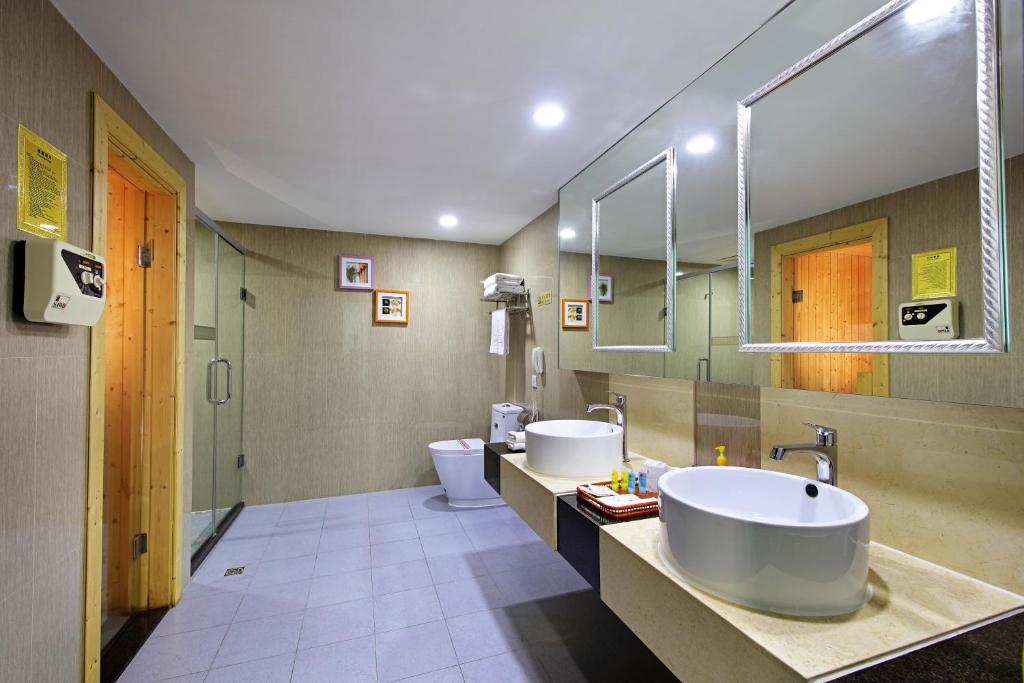 Koupelna v ubytování New World Hotel