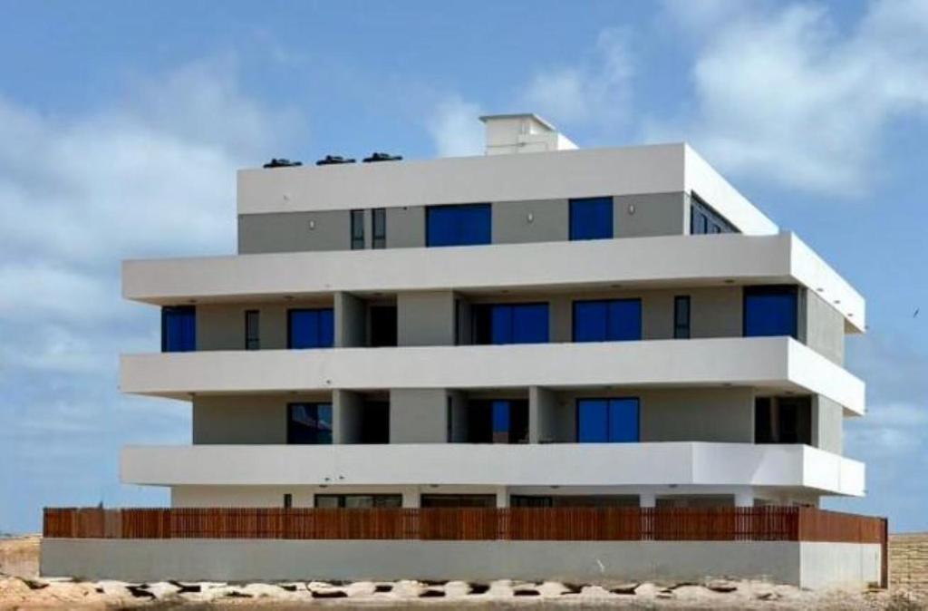 El edificio en el que está el departamento