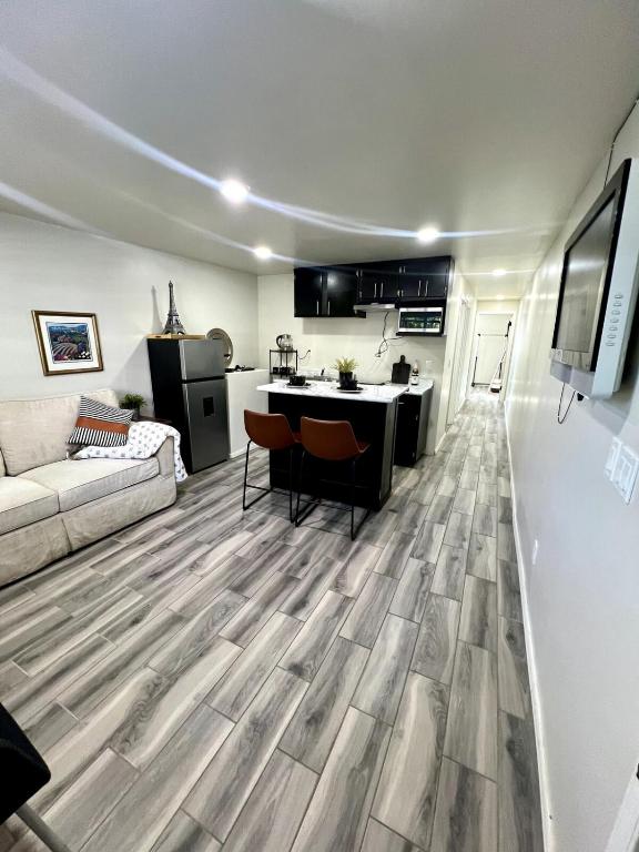a living room with a couch and a kitchen at Departamento Nuevo in Tijuana