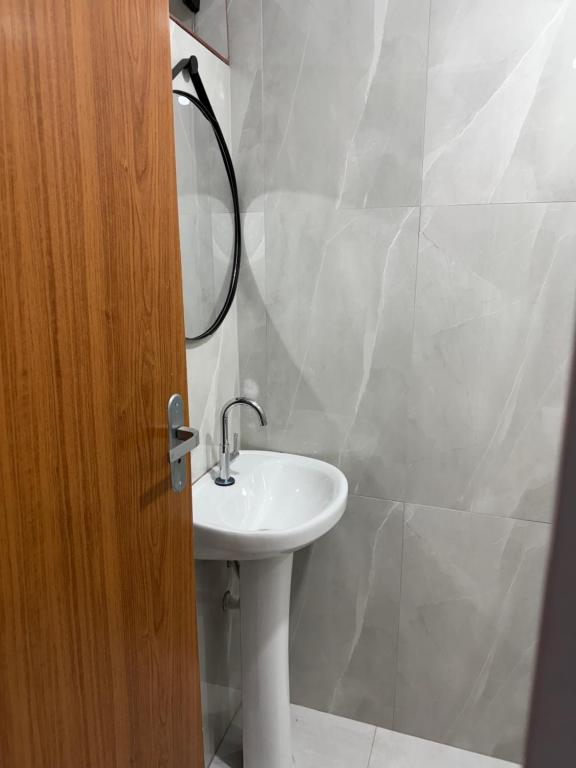 a bathroom with a sink and a mirror at Brisamar Suítes Ilha Grande in Angra dos Reis