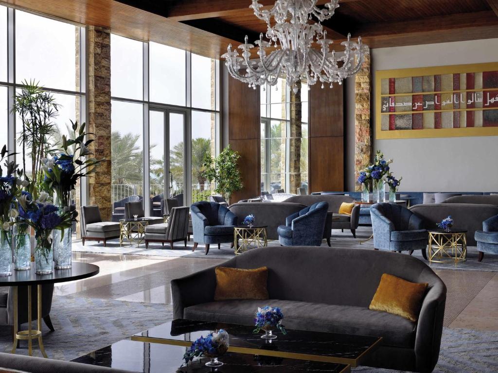 Posezení v ubytování Mövenpick Hotel & Resort Al Bida'a