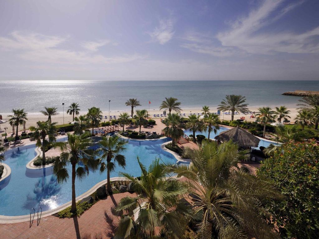 Una vista aérea de un complejo turístico con playa. en Mövenpick Hotel & Resort Al Bida'a, en Kuwait
