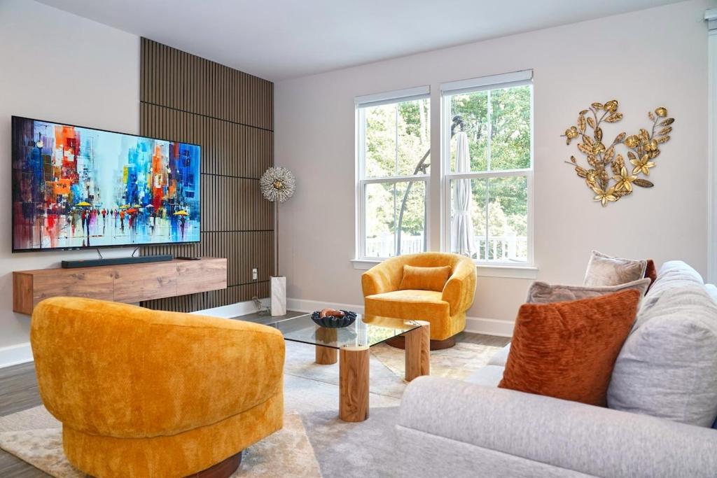 ラルゴにあるModern Chic Gateway near DC & Fedex fieldのソファとテレビのあるリビングルーム